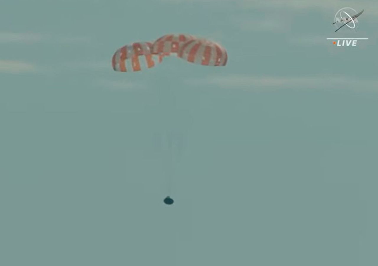 La cápsula Orión a punto de caer en el Pacífico. Imagen: NASA
