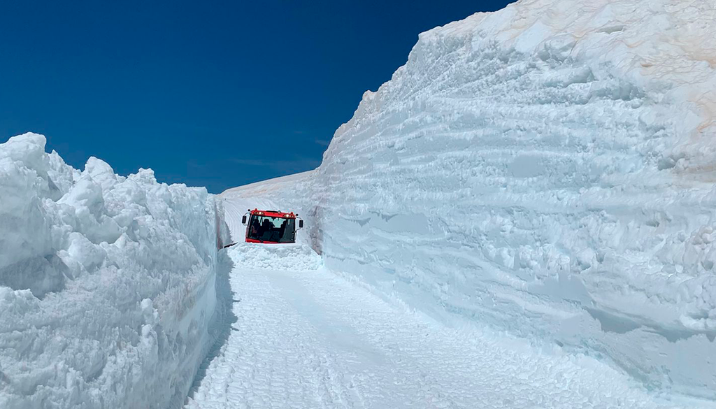 Gli accumuli di neve, risultato delle grandi nevicate dell’inverno e della primavera, stanno regalando scenari impressionanti. Fonte: @websierranevada