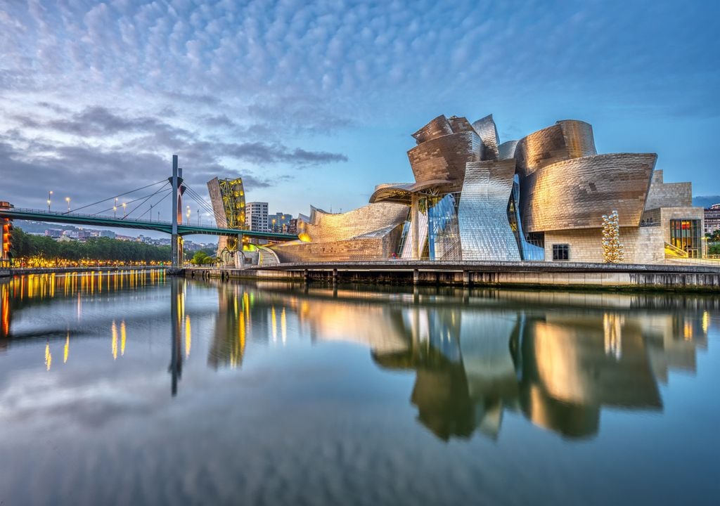 Aprovecha la visita para acercarte a la ciudad de Bilbao.