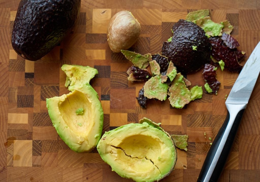 Cáscara y carozo pueden transformarse en aliados de una rutina más sustentable.