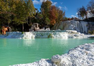 La cascata termale gratuita della Toscana che pochi conoscono: acque calde nel cuore della natura