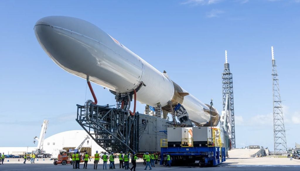 Il NEw Glenn durante il Rollout verso la base di lancio LC-36 per la missione NG-3 (11 aprile 2026). Credit: Blue Origin