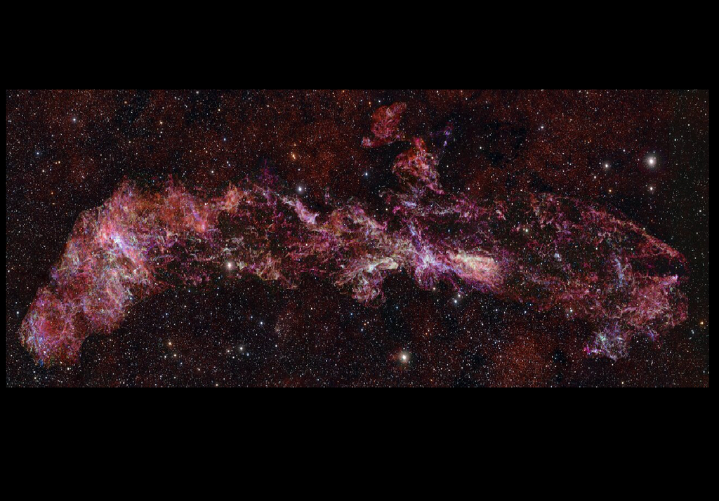 CMZ Immagine della Zona Molecolare Centrale vicino al buco nero supermassiccio della nostra Galassia ottenuta per la prima volta in grande dettaglio dal telescopio ALMA dell'ESO. Credit: ALMA(ESO/NAOJ/NRAO)/S. Longmore et al. Background: ESO/D. Minniti et al.