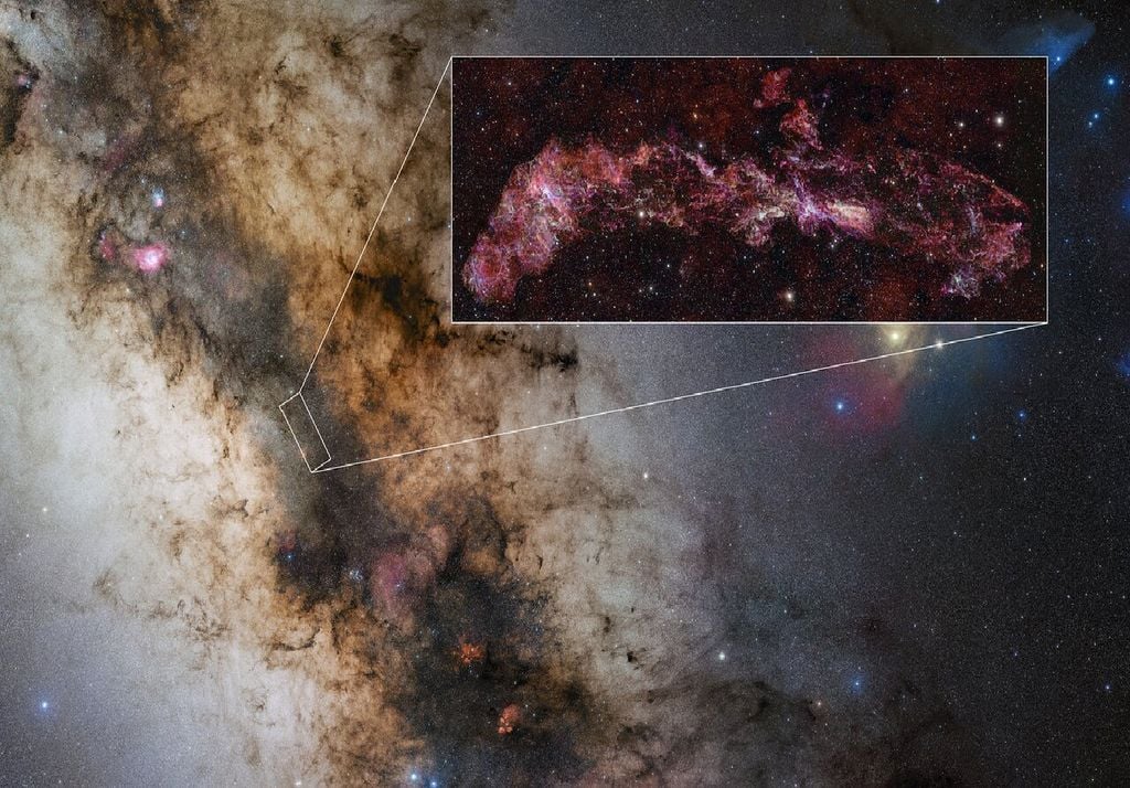 CMZ Immagine a grande campo della regione centrale della nostra Galassia, all'interno della quale è stata fotografata la Central Molecular Zone. Credit: ALMA(ESO/NAOJ/NRAO)/S. Longmore et al. Stars in inset: ESO/D. Minniti et al. Milky Way: ESO/S. Guisard