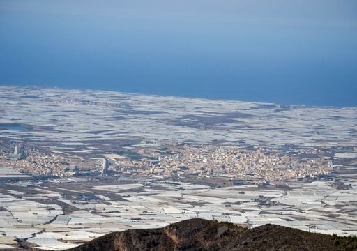 La &uacute;nica construcci&oacute;n visible desde el espacio est&aacute; en Espa&ntilde;a: avisan de los problemas ambientales del "mar de pl&aacute;stico"