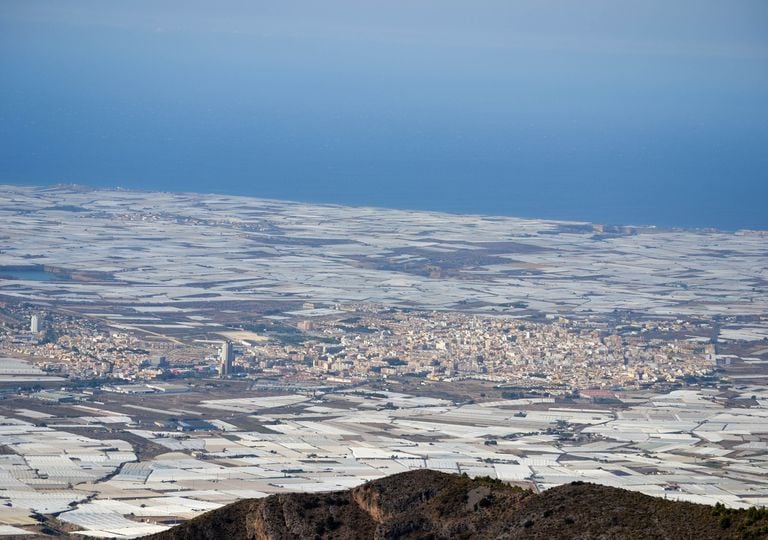 La &uacute;nica construcci&oacute;n visible desde el espacio est&aacute; en Espa&ntilde;a: avisan de los problemas ambientales del "mar de pl&aacute;stico"