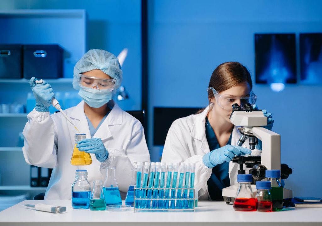 El informe del MinCiencia muestra que las mujeres con doctorado son solo el 37,8 % del personal que investiga en universidades.