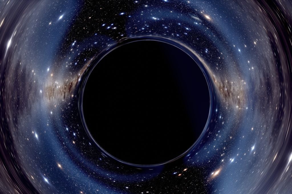 Los lentes gravitacionales, también soluciones de Relatividad General, nos muestran en donde podrían estar los objetos masivos que generen túneles.