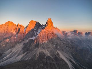 La ciencia detrás de los tonos rosados ​​de los atardeceres en los Dolomitas: es un fenómeno geológico sorprendente