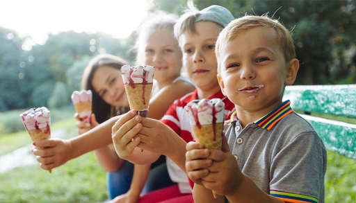 Qu&eacute; sucede en tu cuerpo cuando notas que se te "congela el cerebro" al comer un helado