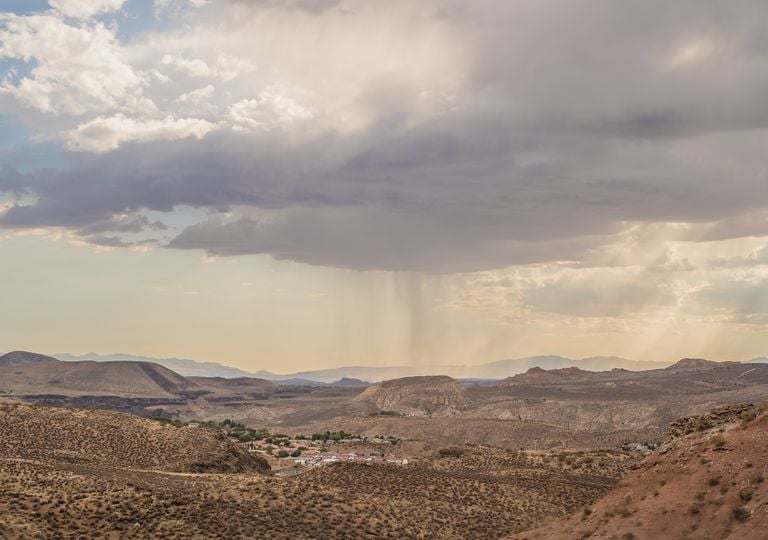 La ciencia encontró un atajo y desafía a la sequía: el MIT logró obtener agua potable del aire 45 veces más rápido