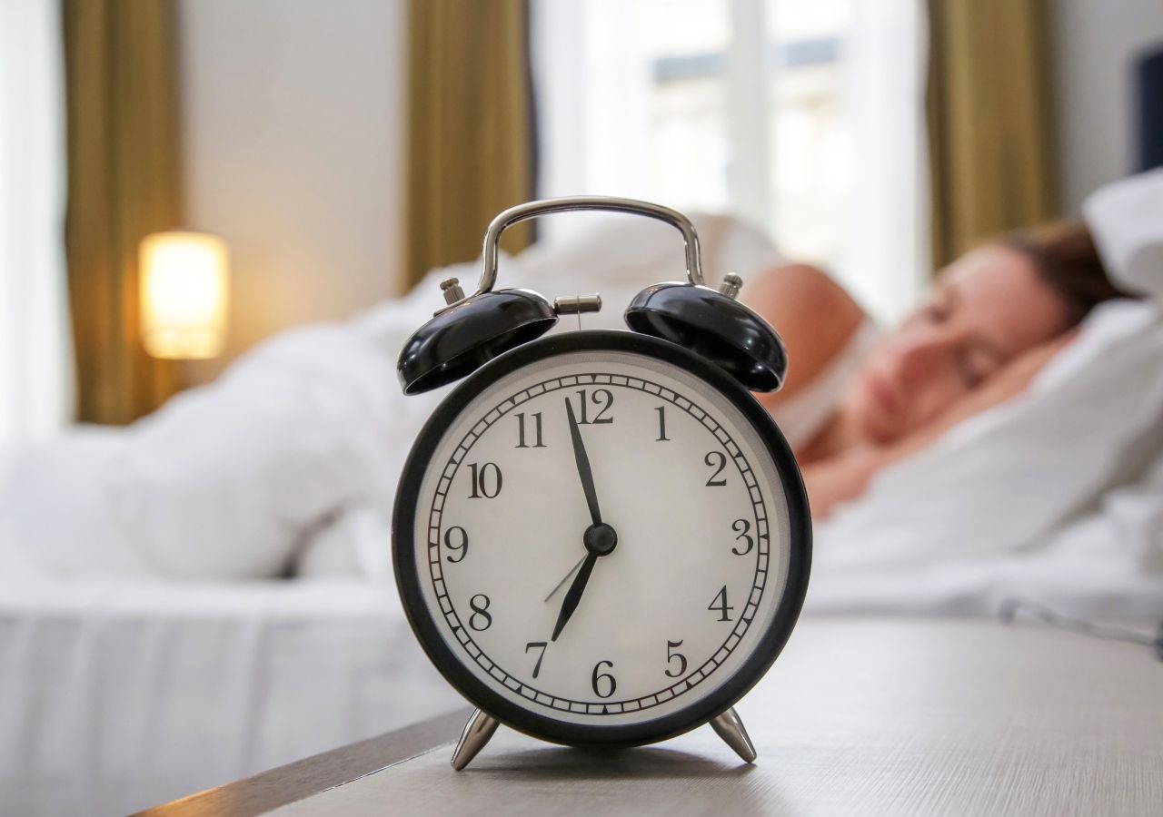 La ciencia revela el beneficio inesperado de dormir hasta tarde los fines de semana thumbnail