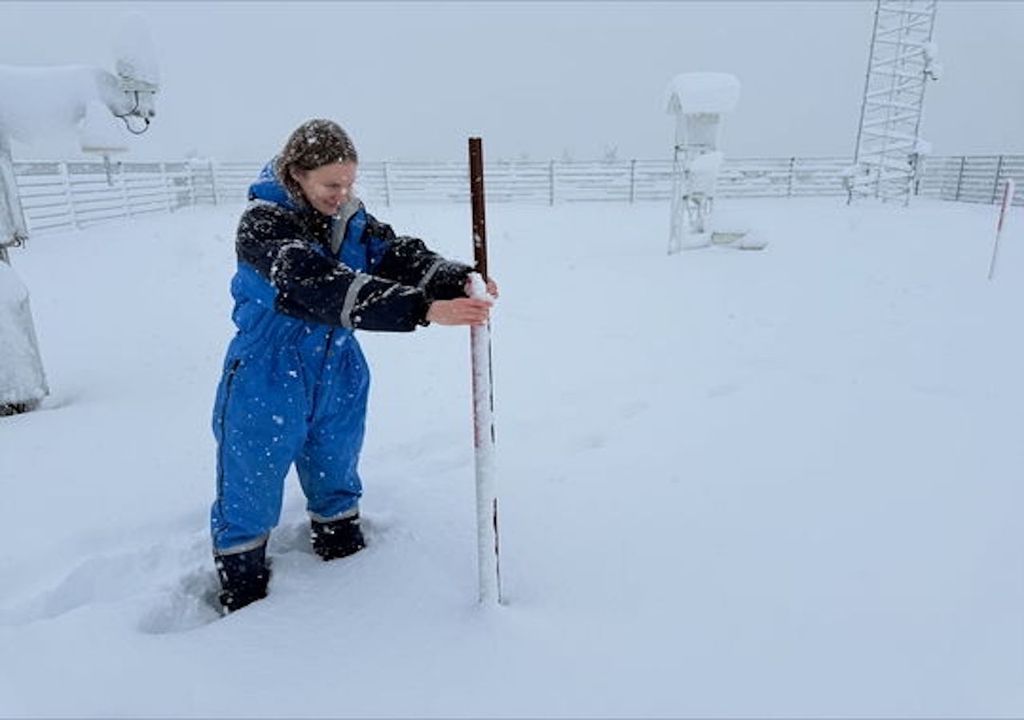 Jarþrúður Ósk Jóhannesdóttir, especialista en peligros naturales de la Oficina Meteorológica de Islandia, tomando medidas