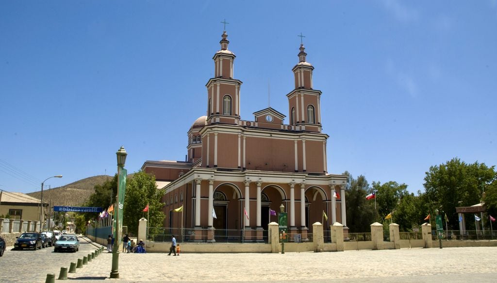 Basílica Menor de Andacollo. La Basílica Menor de Andacollo se encuentra justo frente a la Plaza de Armas de la ciudad.