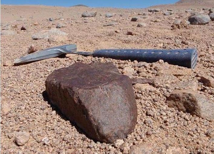 Gran meteorito encontrado en el desierto de Atacama. Foto de Jerome Gattacceca (CEREGE).