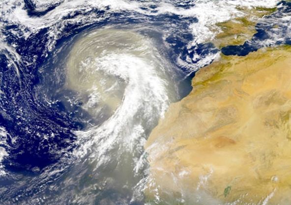 Foto 1: Imagen de satélite de una gran masa de polvo desplazándose hacia el oeste sobre las Islas Canarias, con un tamaño equivalente al de la Península Ibérica
