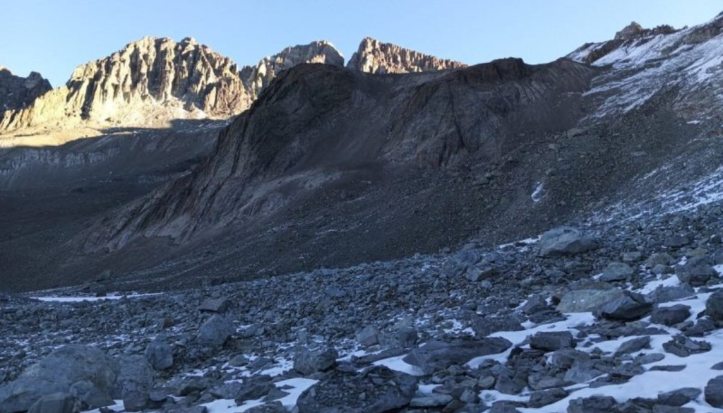El glaciar Echaurren Norte El glaciar Echaurren Norte permanece fragmentado y cubierto por rocas y sedimentos, tras perder cerca del 65 % de su superficie desde 1955. Créditos: Diario Usach.