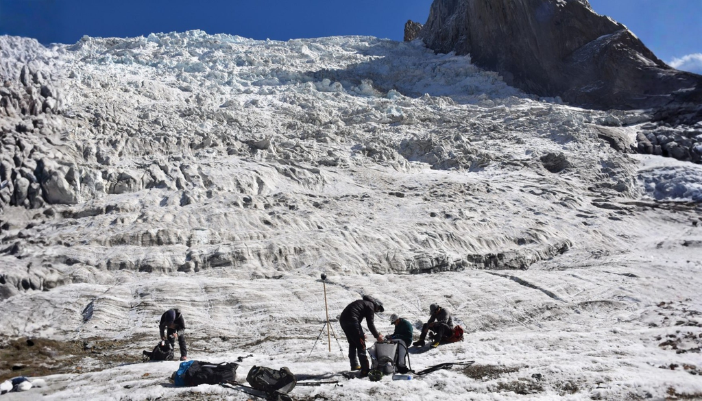 Investigadores realizan mediciones en terreno para monitorear el estado y la pérdida de masa de un glaciar de los Andes chilenos. Investigadores realizan mediciones en terreno para monitorear el estado y la pérdida de masa de un glaciar de los Andes chilenos. Créditos: Universidad de O’Higgins (UOH).
