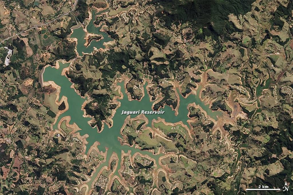 La Crisis Del Agua: Un Problema Tan Grave Como El Del Cambio Climático Figura 2.- Imagen de un satélite de la NASA tomada el 3 de agosto de 2014, en la que se aprecia el bajo nivel de agua del principal embalse de abastecimiento de la ciudad brasileña de Sao Paulo. Crédito: NASA