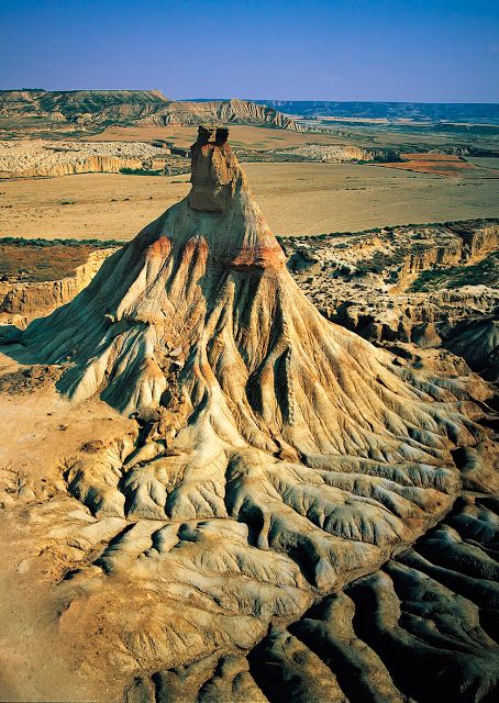 La Cuenca Del Río Ebro Se Elevó Hasta Los 750 Metros Hace Entre 7,5 Y 12 Millones De Años Roca calcárea del Cabezo de Castildetierra, en las Bardenas Reales (Navarra), donde se distinguen los efectos de la erosión. Las rocas calizas se formaron en el sistema de lagos que ocupaban la cuenca (LARRION Y PIMOULIER)