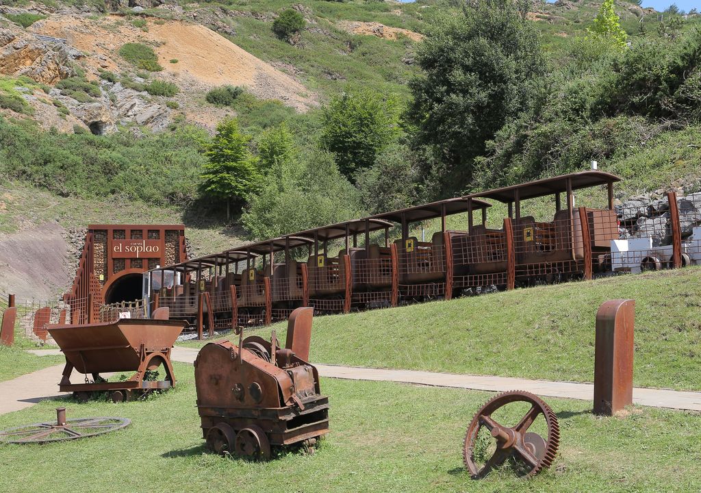 Antiguas galerías mineras aportan un valor histórico adicional a la visita.