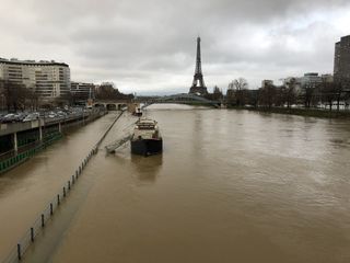 La décrue se poursuit à Paris