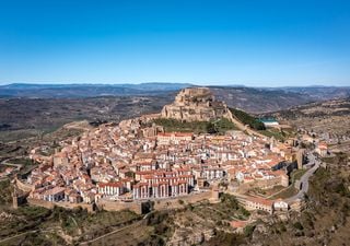 A cidade rodeada por mais de 2 km de muralhas, que fica numa montanha com 1000 metros de altitude