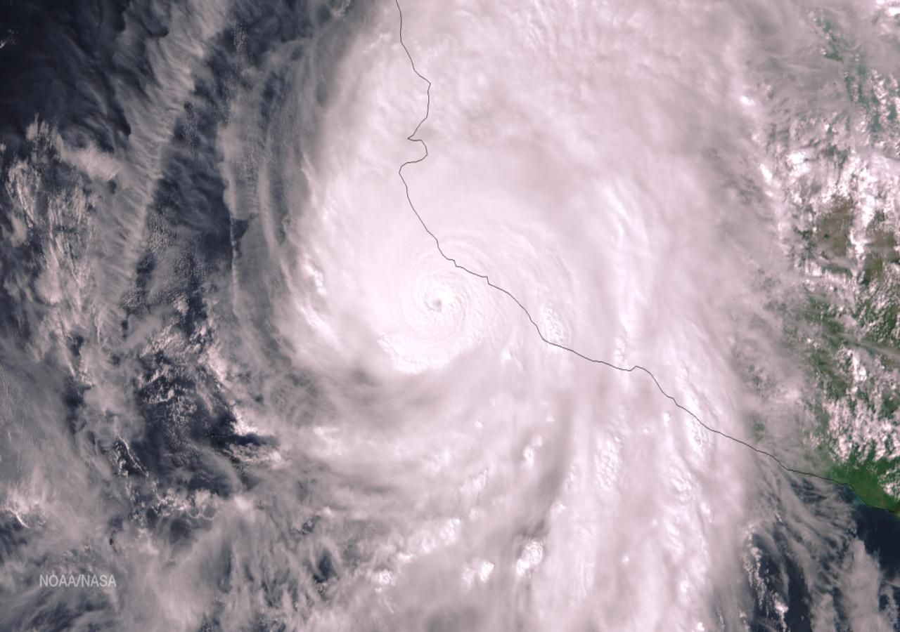 Imagen de satélite del huracán Patricia antes de tocar tierra en Jalisco en octubre de 2015 (Fuente: NASA).