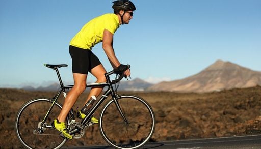 La dieta che fa la differenza nel ciclismo: cosa mangiare prima, durante e dopo un percorso