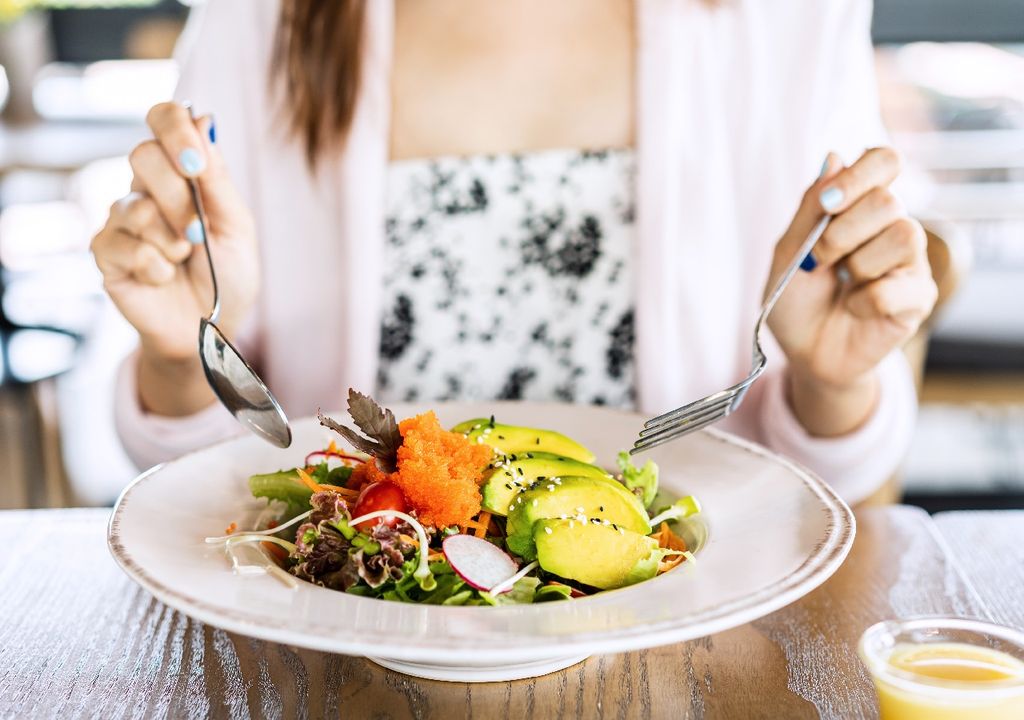 Mujer almorzando dieta mediterránea