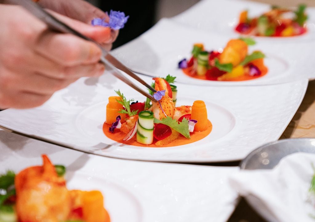 La creatividad y el arte pueden combinarse con la cocina mediante el uso de flores comestibles.