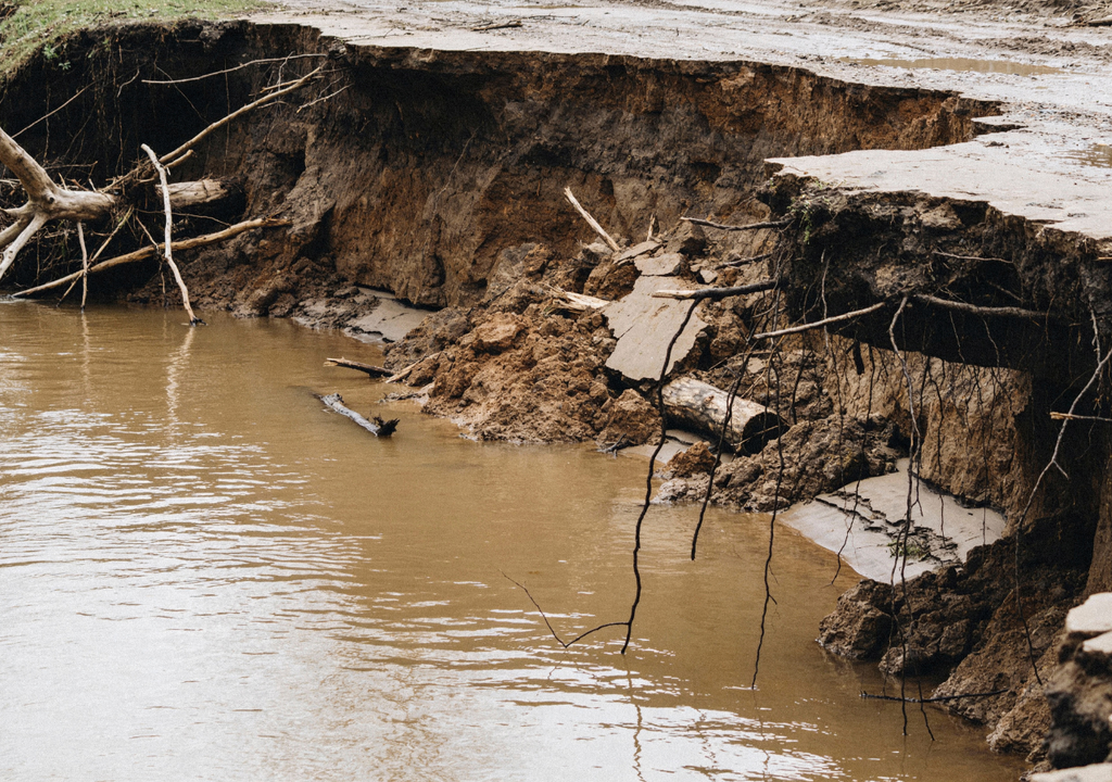 : la acción constante del agua socava el suelo y debilita sus bordes, provocando derrumbes y pérdida de terreno. Un proceso silencioso, pero poderoso, que se intensifica tras lluvias intensas o crecidas de ríos.