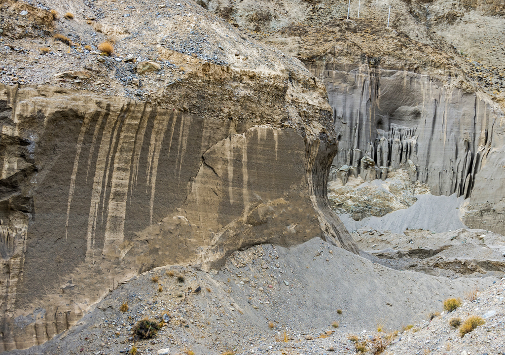 La acción combinada del agua, el viento y los cambios de temperatura va desgastando lentamente la roca, dejando paredes verticales, surcos y capas expuestas. Un proceso natural que modela el paisaje, especialmente en zonas áridas y de montaña.