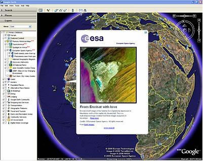 ESA La ESA ha creado una capa especial de contenidos 1que permite ver imágenes de los satélites de la ESA sobre Google Earth. Créditos: Google/ESA.¿Se ha preguntado alguna vez cómo se ven desde el espacio las erupciones volcánicas, las tormentas de polvo o los glaciares en constante cambio? La Agencia Espacial Europea (ESA) ha creado una nueva categoría de contenidos para Google Earth que permitirá contemplar más de 130 nuevas imágenes obtenidas por satélites de la ESA. En ellas se muestran desde fenómenos naturales a algunos de los hitos de la historia de la humanidad.Para acceder a las imágenes hay que primero tener instalado el Google Earth (http://earth.google.com/index.html). Una vez ahí, dentro de la sección "Capas" en la parte inferior del menú de la izquierda, hay que hacer un click en "Contenido Destacado" y posteriormente activar el enlace directo a la ESA.Los usuarios pueden dar la vuelta al mundo contemplando detalladas e impactantes imágenes, y aprendiendo acerca de los importantes cambios que sufre el planeta. Junto a las imágenes se ofrece información útil, datos y gráficos, explicaciones y teorías científicas.Como ha afirmado John Hanke, Director de Google Earth Map: “Nos anima el ver que la Agencia Espacial Europea recurre a Google Earth para mostrar una información tan valiosa sobre nuestro planeta. Las imágenes de la ESA son muy impactantes, y esta colaboración es otro paso importante para contribuir a que las personas conozcamos mejor nuestro entorno”.El Director de Programas de Observación de la Tierra de la ESA, el Dr. Volker Liebig, señala: “Al integrar las imágenes de la ESA en Google Earth aprovechamos una excelente oportunidad para despertar el interés del público por las tecnologías espaciales, y en particular por aquéllas relacionadas con la observación de la Tierra y la protección del medio ambiente.“Las imágenes han sido escogidas especialmente para que los usuarios de Google Earth puedan recorrer el planeta a vista de pájaro, de forma que, desde esta nueva perspectiva, les sea posible no sólo admirar su esplendor, sino también conocer sus puntos más vulnerables”.Las imágenes de esta colección han sido tomadas por los satélite de la ESA Envisat - el mayor jamás construido para investigación medioambiental-; ERS y Proba. Envisat, lanzado en 2002, obtiene datos usando tres sensores de imágenes: el radar de apertura sintética ASAR; el espectrómetro de resolución media MERIS (Medium Resolution Imaging Spectrometer); y el radiómetro AATSR (Advanced Along-Track Scanning Radiometer).El instrumento ASAR utiliza el radar para realizar mapas de suelo y perfiles de olas y hielo; para identificar los usos de la tierra y las clases de vegetación; y para medir parámetros de la superficie. MERIS toma imágenes de la superficie y las nubes bajo la luz del sol, detectando toda la luz visible del espectro electromagnético y parte de la infrarroja. El sensor AATSR escanea las superficies tanto de la tierra como del océano, para medir la temperatura del mar; detectar áreas calientes causadas por incendios forestales; y calcular la extensión de la vegetación en distintas regiones.Los datos de estos sensores son clave a la hora de ayudar a científicos y autoridades a entender mejor las causas y consecuencias de los cambios ambientales globales. Proporcionan información esencial, por ejemplo, para detectar la corriente de El Niño; investigar los misterios del calentamiento global; hacer un seguimiento de la deforestación y la polución a escala planetaria; o comprender los procesos tras el aumento en el nivel del mar.La sección ‘Featured Content’ de Google Earth se lanzó en Septiembre, y representa una oportunidad para los proveedores de contenidos, como ESA, de mostrar hallazgos relevantes y divulgar información científica.Otros proveedores de contenidos de Google incluyen:• Programa de Medio Ambiente de Naciones Unidas (UNEP) - UNEP suministra a Google Earth imágenes fechadas que ilustran 100 áreas del planeta que han sufrido una gran degradación ambiental. Se trata de mostrar el antes y el después, en los últimos treinta años, de la deforestación de la Amazonía; de los incendios forestales en el África Subsahariana; o del Mar de Aral en Asia Central, entre otras zonas.• Discovery Networks World Tour – Los contenidos de Discovery permiten tanto a los viajeros ‘reales’ como a los turistas de sillón disfrutar de las principales atracciones del planeta, ciudades y maravillas naturales con Google Earth. Gracias a secuencias de vídeos de Discovery, los usuarios conocen la historia y el valor de puntos clave del planeta, como parques nacionales, ciudades estadounidenses y europeas y localidades africanas. Son viñetas multimedia que muestran, por ejemplo, las maravillas de la tumba del Rey Tut, en el Valle de los Reyes, o la historia de la puerta del Itsukushima Shrine, en Japón.• Instituto Jane Goodall - Gracias a los contenidos del Instituto Jane Goodall los usuarios pueden conocer a Fifi y a los demás chimpancés protegidos de Gombe, y seguir sus aventuras cotidianas con el ‘geo-blog’ del Instituto, en Google Earth. Este geo-blog, actualizado diariamente, refleja el trabajo de investigación del Instituto Jane Goodall con estos grandes simios y sobre los efectos de la deforestación en África.Texto tomado del portal de la ESA.http://www.esa.int/esaCP/SEMX82TJJUE_Spain_0.html