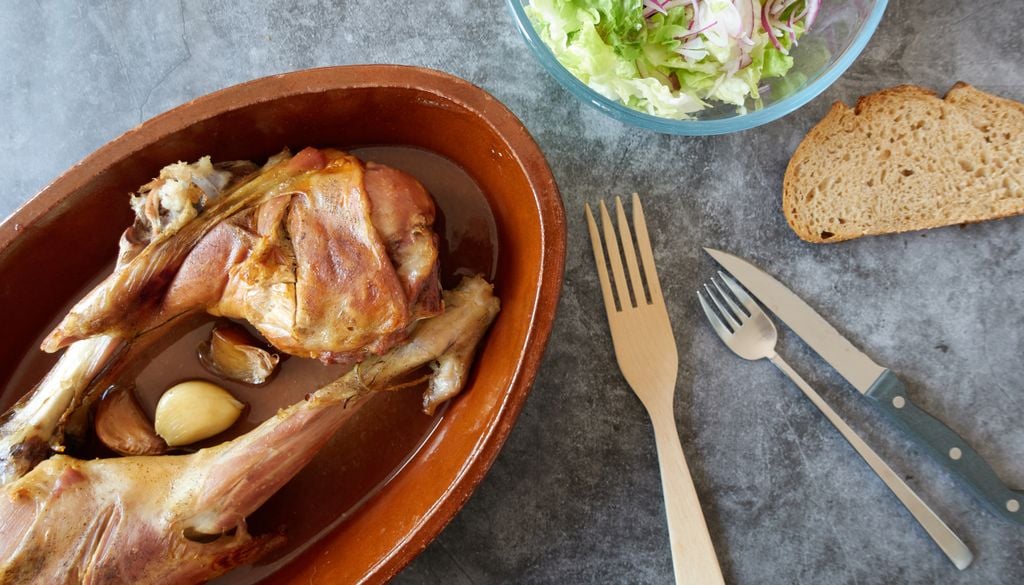 El tradicional asado de codero a la sepulvedana se cocina en olla de barro.