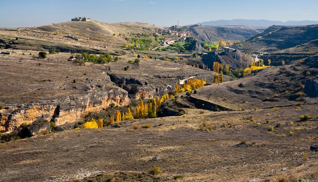 En otoño, las hoces del Duratón se visten de ocre. Al fondo, Sepúlveda.