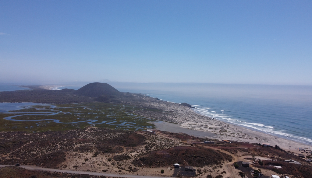 Los antiguos volcanes de San Quintín sobresalen entre humedales, dunas y la costa abierta al Pacífico.