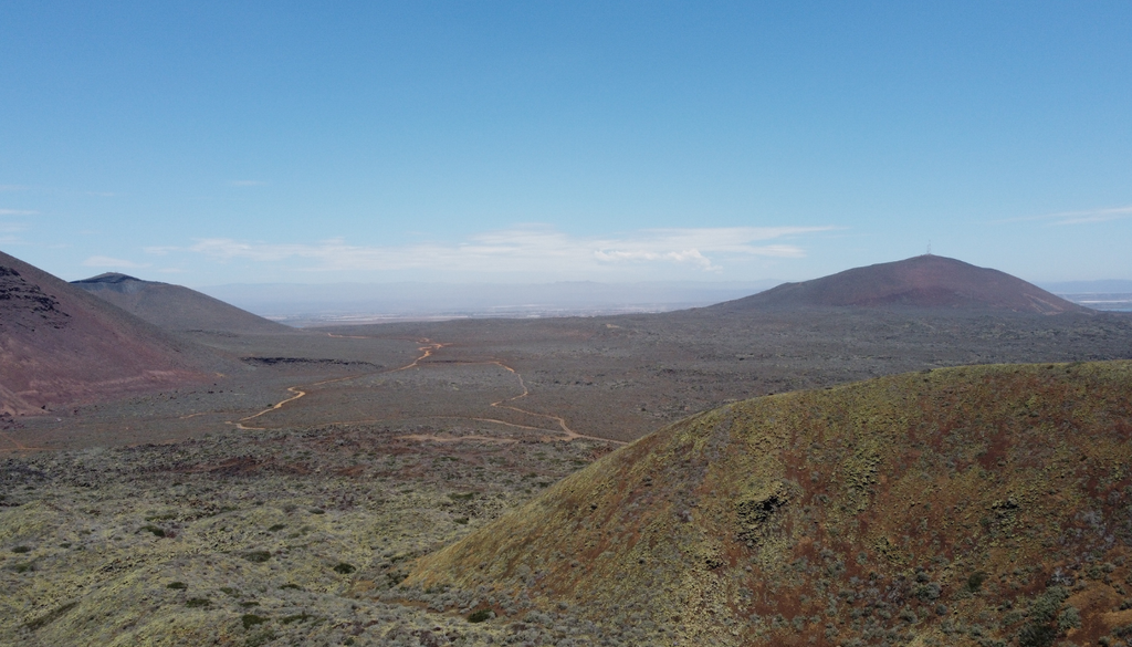 Los antiguos conos volcánicos todavía dominan buena parte del paisaje de San Quintín.