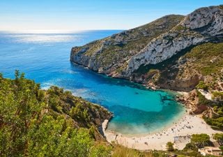 La espectacular cala del Mediterráneo que enamora a los fotógrafos y está rodeada de acantilados de más de 100 metros