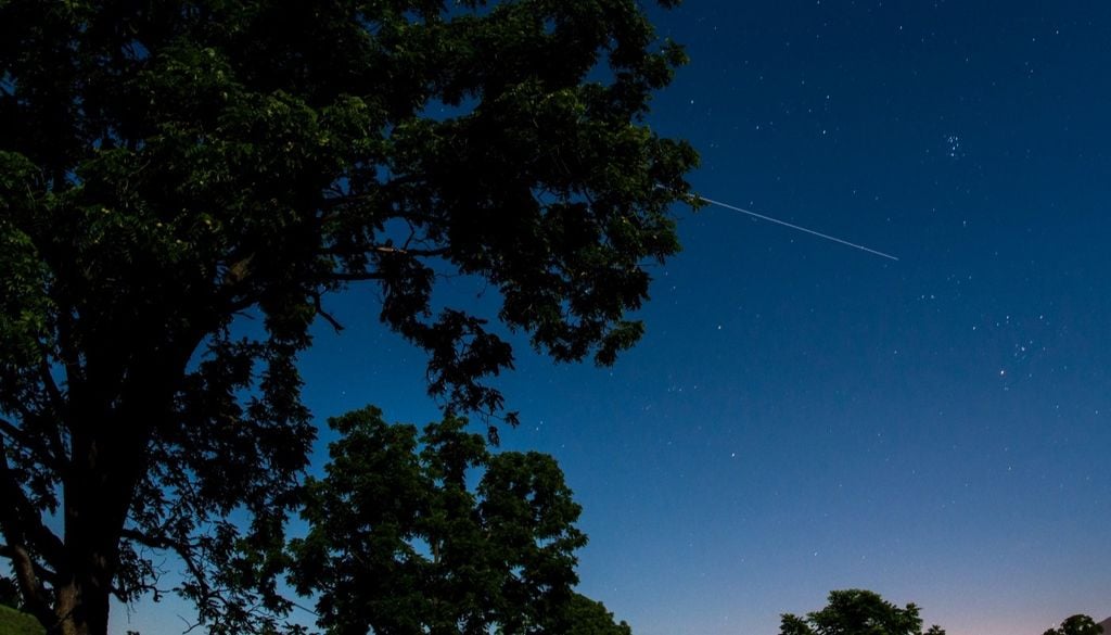 La Estación Espacial Internacional se ve como una estrella que se mueve rápidamente atravesando el cielo. Crédito: NASA.