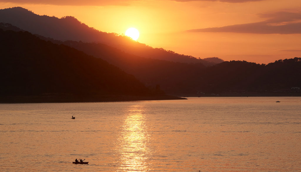 Al amanecer la calma del lago refleja la estabilidad atmosférica, ofreciendo condiciones ideales para recorrer sus aguas.