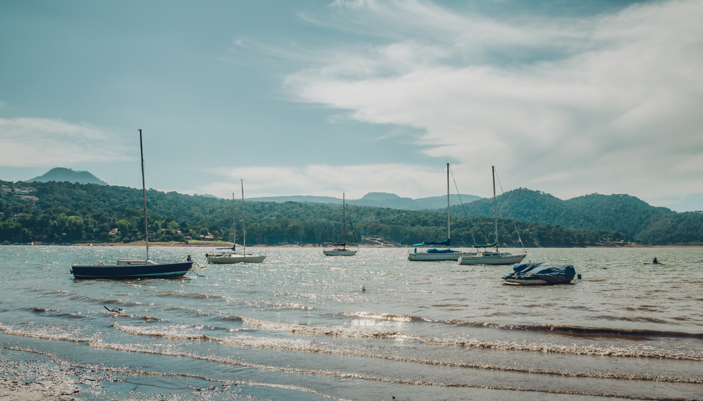 El calentamiento diurno activa las brisas, aumentando el viento y con él el oleaje en el lago del Valle de Bravo.