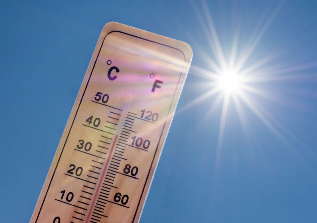 termometro Con una temperatura corporal central de 43 ºC los sistemas biológicos comienzan a fallar. Eso puede ocurrir al estar más de seis horas con 31 ºC de temperatura ambiental si hay más de 50% de humedad, por ejemplo.