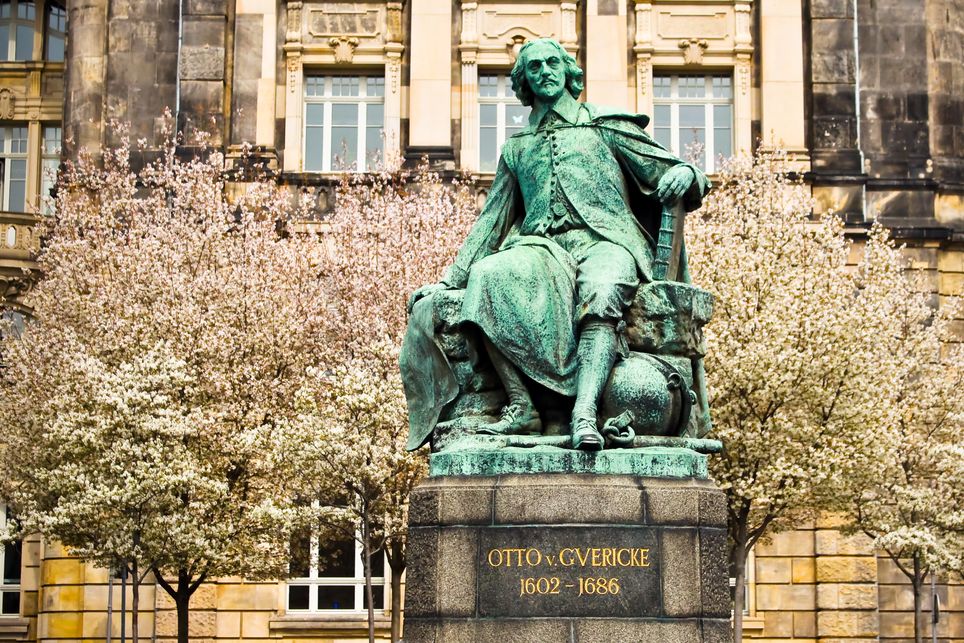 Estatua Otto von Guericke Magdeburgo Estatua Otto von Guericke Magdeburgo