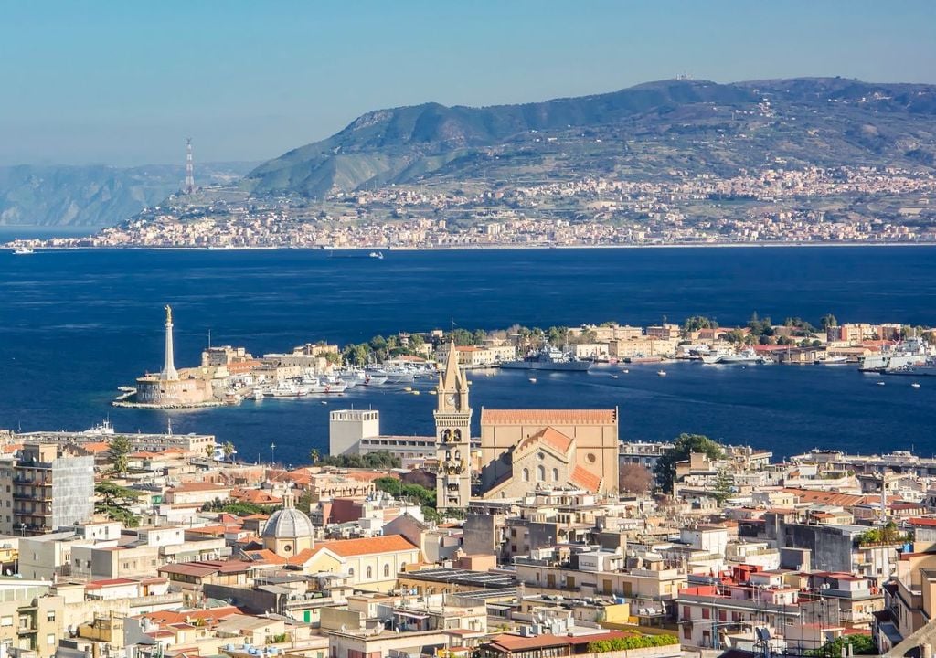 L'immagine del porto di Messina, con sullo sfondo l'area dello Stretto di Messina.