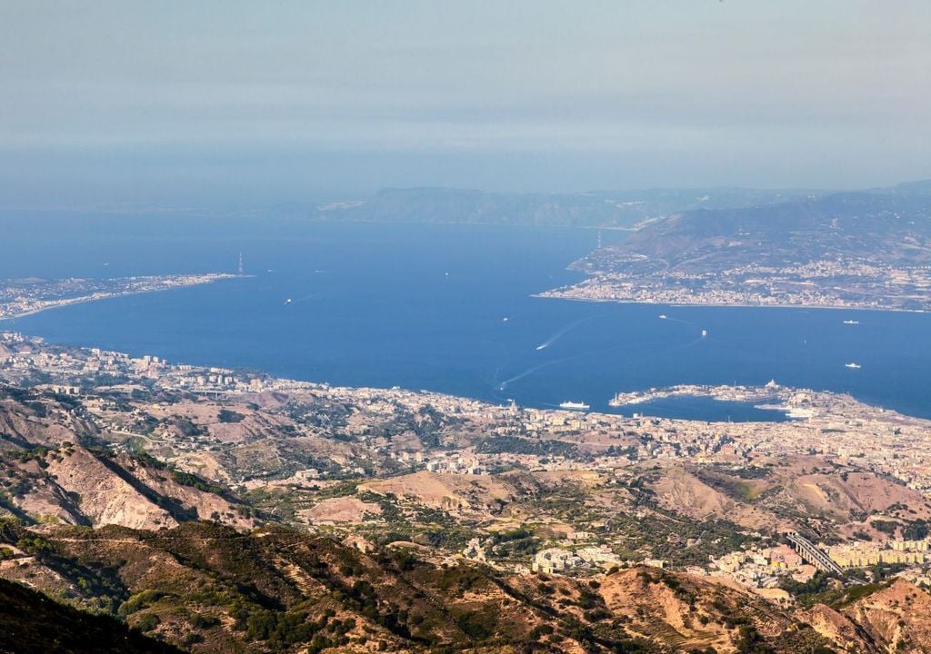 I satelliti oggi ci confermano che lo Stretto è un laboratorio geodinamico a cielo aperto. La Western Fault sta lavorando silenziosamente, accumulando energia.