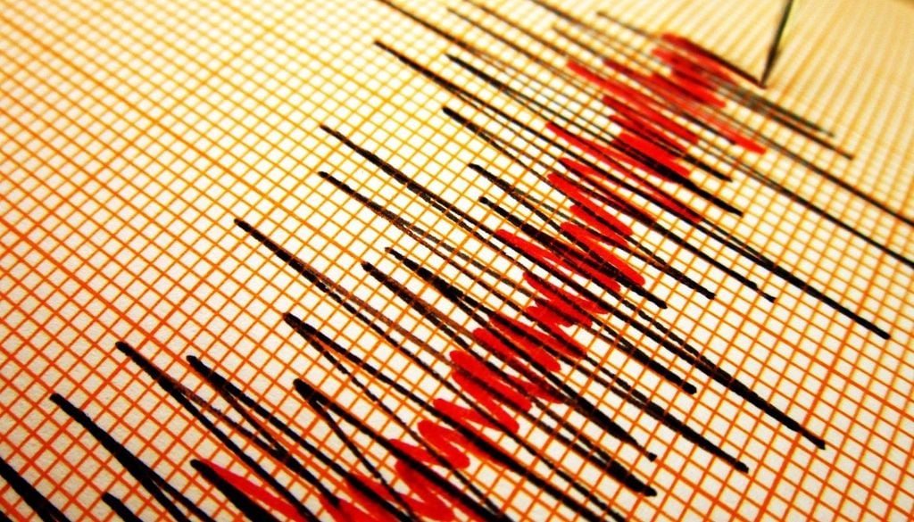 I ricercatori hanno classificano questa faglia come STEP fault (Subduction-Transform Edge Propagator). Si tratta di una struttura che “lacera” lateralmente la placca ionica mentre questa sprofonda sotto la Calabria.