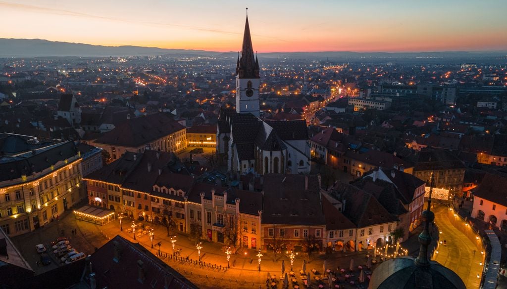La Torre del Consiglio, nel centro storico di Sibiu, in Romania, al tramonto.
