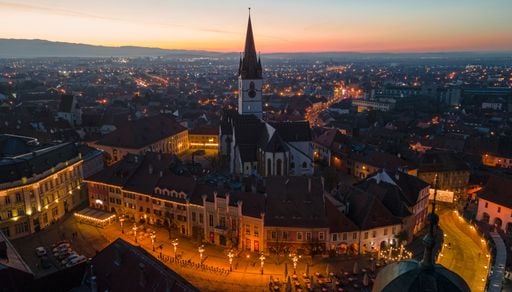 La fascinante ciudad de Transilvania con 'ojos en los tejados' y arquitectura medieval impecable