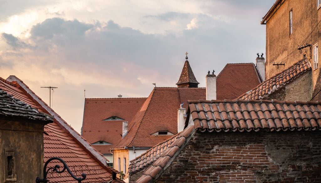 Queste finestre a abbaino hanno dato a Sibiu i soprannomi di «città degli occhi» o «città dove le case non dormono».